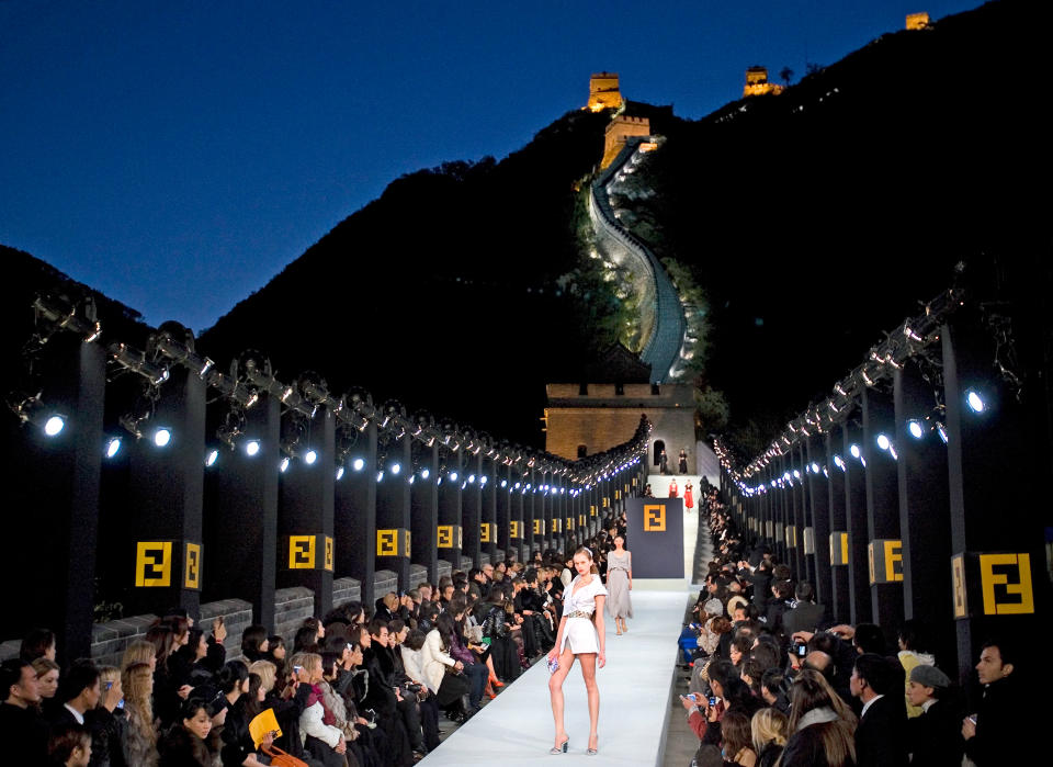 <p>Wohl kaum ein anderer Modeschöpfer als Karl Lagerfeld hätte eine solche Runway-Show durchziehen können. Der gebürtige Hamburger zeigte seine Entwürfe für Fendi im Oktober 2007 auf der Chinesischen Mauer. 500 Gäste aus aller Welt reisten an, um der vermutlich teuersten Modenschau aller Zeiten beizuwohnen. Zehn Millionen US-Dollar soll das Spektakel gekostet haben. (Bild: AP Photo) </p>