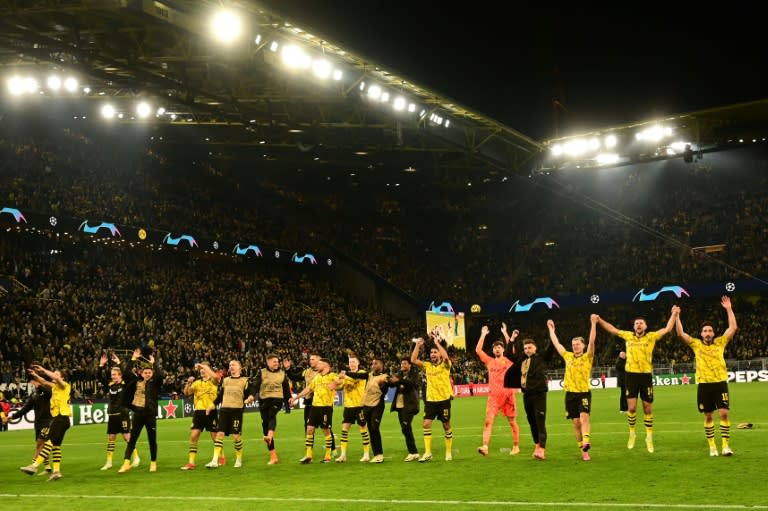 Les joueurs de Dortmund célèbrent leur victoire en quart de finale contre l'Atlético Madrid devant leur public à Dortmund en Allemagne, le 16 avril 2024. (INA FASSBENDER)