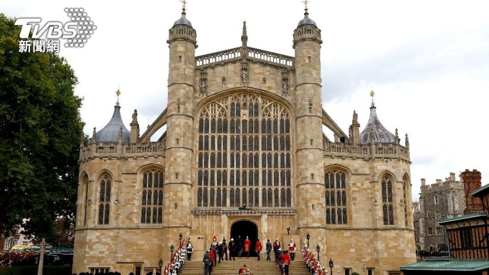 民眾自29日起能前往聖喬治教堂（St George's Chapel）向女王致意，不過得先花錢購買溫莎城堡（Windsor Castle）一日遊門票才能進入。（圖／達志影像美聯社）