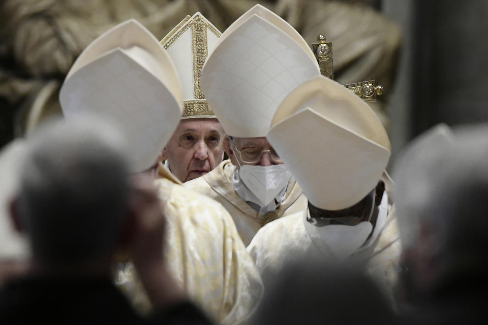 El papa Francisco sale tras celebrar la misa de Pascua en la Basílica de San Pedro del Vaticano, el domingo 4 de abril de 2021, durante la pandemia del coronavirus. (Filippo Monteforte/Pool photo via AP)