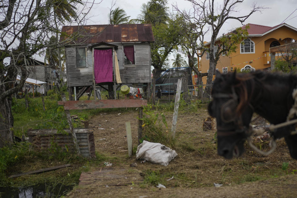Una vivienda de madera se sostiene sobre pilotes el sábado 15 de abril de 2023 en Ann's Grove, una de las comunidades más pobres de Guyana. (AP Foto/Matías Delacroix)