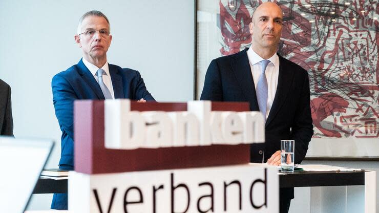 Die beiden Hauptgeschäftsführer des Bundesverbands deutscher Banken bei ihrer Jahresauftakt-Pressekonferenz. Foto: dpa