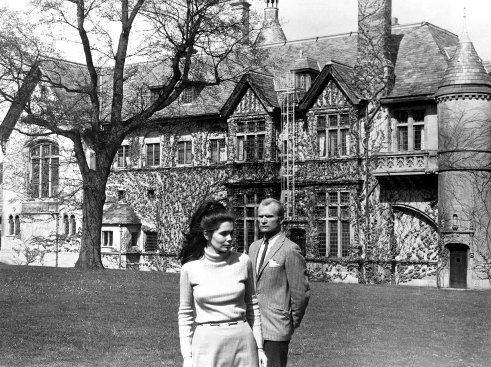 Alexandra Moltke and Louis Edmonds as Victoria Winters and Roger Collins were both a part of the Dark Shadows 1966 cast.