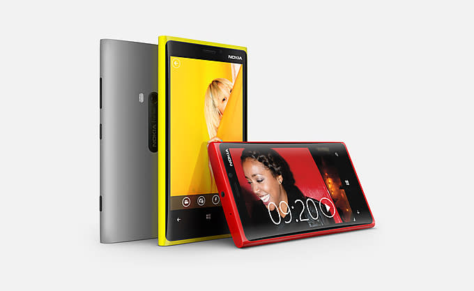 Su diseño es similar al de los primeros Lumia. Tiene una carcasa muy resistente de policarbonato, pero en este caso la superficie tiene un acabado muy brillante y la parte trasera más curvada. El nuevo Lumia 920 se comercializará en varios colores: blanco, negro, amarillo, rojo y gris.