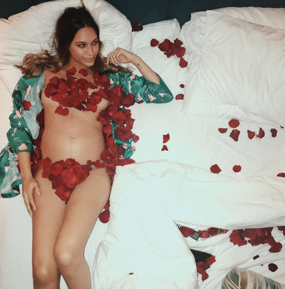 <p>Robin Thicke’s fiancée showed off her baby bump in a sexy new pic. Nude, with only her lady parts covered in rose petals, the model appropriately captioned the shot, “SO EXTRA.” (Photo: <a rel="nofollow noopener" href="https://www.instagram.com/p/BcWZ8RfnsUw/?taken-by=aprillovegeary" target="_blank" data-ylk="slk:April Love Geary via Instagram;elm:context_link;itc:0;sec:content-canvas" class="link ">April Love Geary via Instagram</a>)<br><br></p>