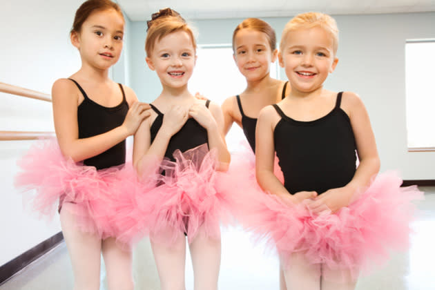 Früh übt sich, denkt da manche Mama. Beim Kindertanz stellt sich auf spielerische Weise schnell heraus, ob Ballett das Richtige ist. Mit fünf Jahren kann man mit dem klassischen Ballettunterricht beginnen. Ist Interesse und Talent vorhanden, hilft jede Ballettschule gern bei der individuellen Einstufung tanzbegeisterer Kinder.