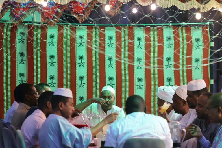 Des Soudanais bloqués, en Arabie saoudite, se retrouvent pour l'iftar collectif, le repas de rupture de jeûne du ramadan, le 27 mars 2024 à Ryad (Fayez Nureldine)