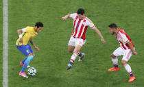 Football Soccer - Brazil v Paraguay - World Cup 2018 Qualifiers - Arena Corinthians stadium, Sao Paulo, Brazil - 28/3/17 - Brazil's Neymar (10) in action against Paraguay's players Juan Rodrigo Rojas (18) and Bruno Valdez Rojas (5). REUTERS/Paulo Whitaker