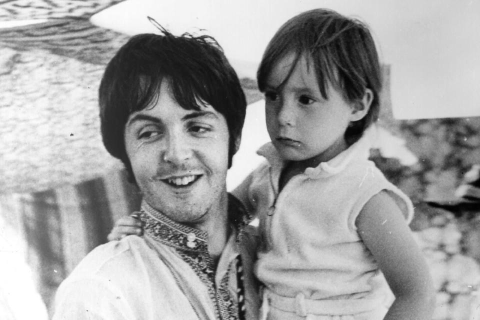Bei einem Sightseeing-Trip in Griechenland 1967 konnte Paul McCartney (heute fünffacher Vater) schon mal die Papa-Rolle üben: Hier hält er Julian, den damals vierjährigen Sohn von John Lennon auf dem Arm. (Bild: Central Press/Getty Images)