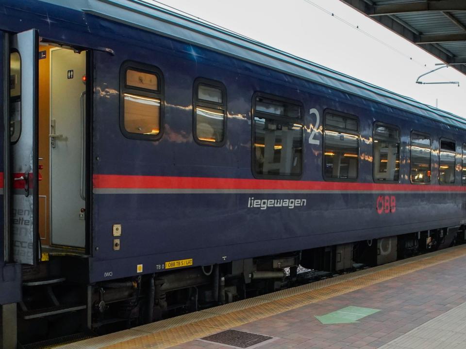 Ein Nightjet-Zug hält in einem Bahnhof.