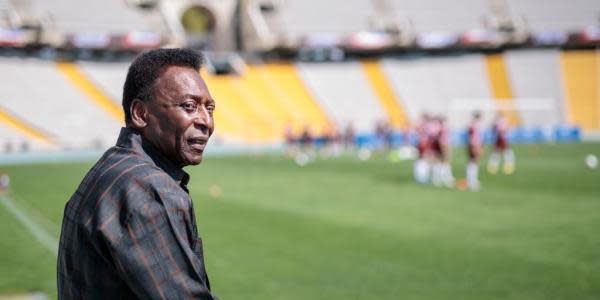 Fanáticos de Brasil hacen ‘guardia’ en el hospital y piden por la salud de Pelé