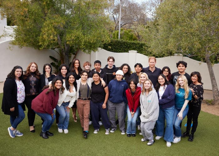 Harry y Meghan con un grupo de jóvenes 