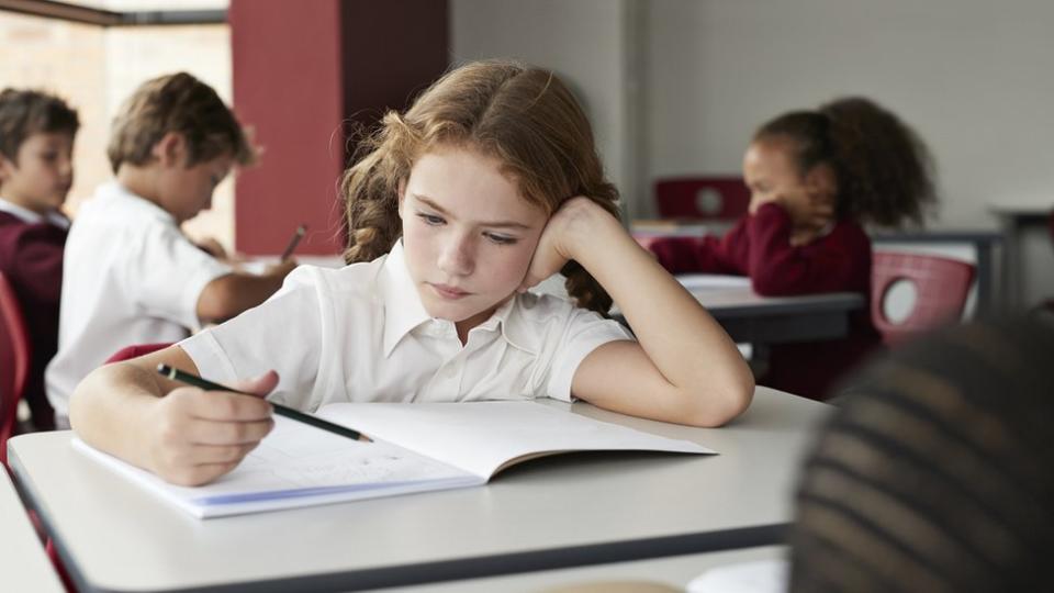 Niña en la escuela