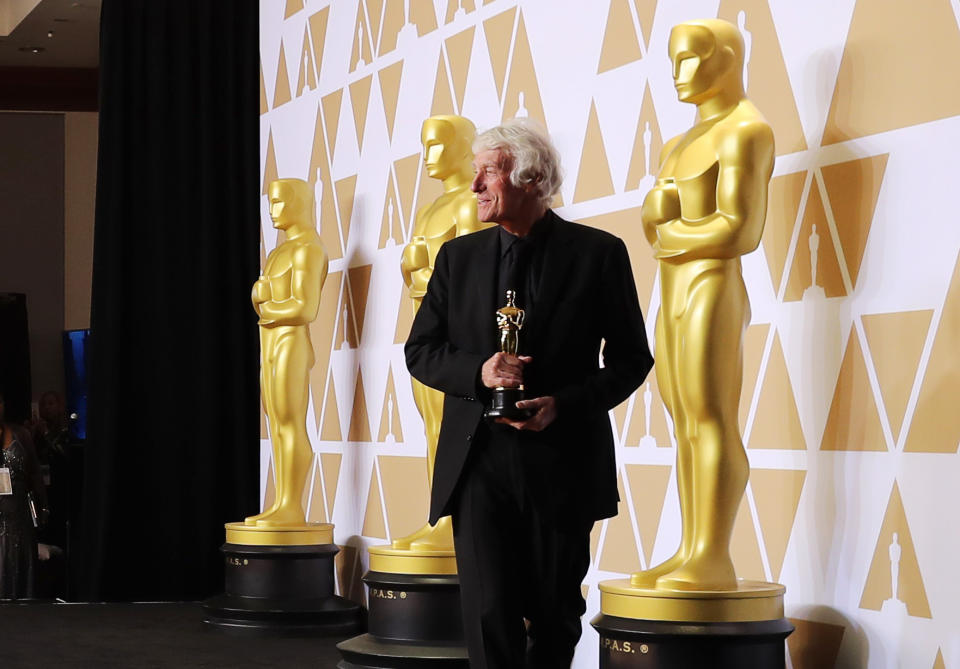 90th Academy Awards – Oscars Backstage – Hollywood, California, U.S., 04/03/2018 – Roger Deakins poses with the Best Cinematography Oscar for “Blade Runner 2049” REUTERS/Mike Blake