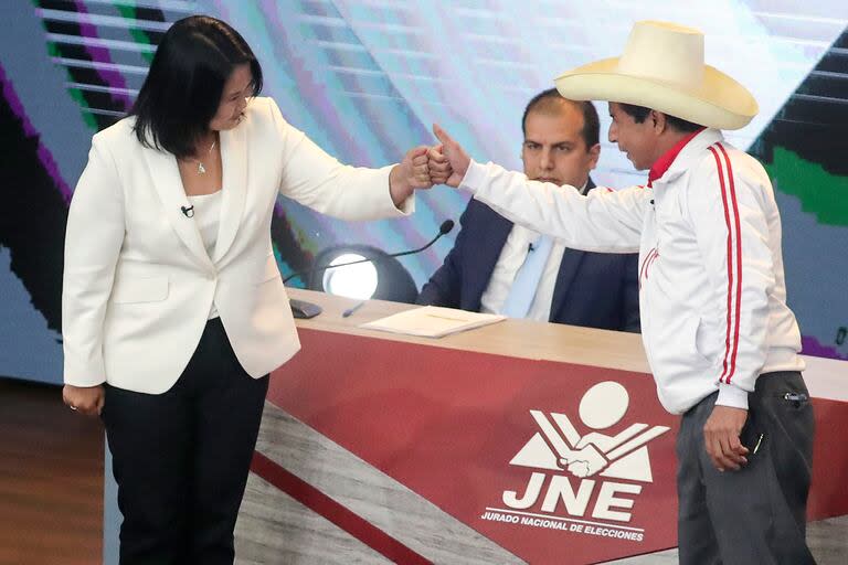 Keiko Fujimori junto a Pedro Castillo luego del debate de candidatos presidenciales en mayo de 2021 (Photo by Sebastian Casta√±eda - Pool/Getty Images)