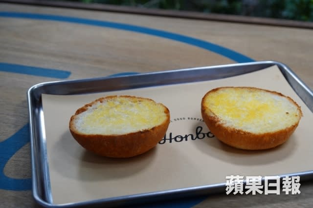 Honbo的漢堡均用上以自家配方製成的麵包，比一般麵包更軟熟，而且富彈性。b.