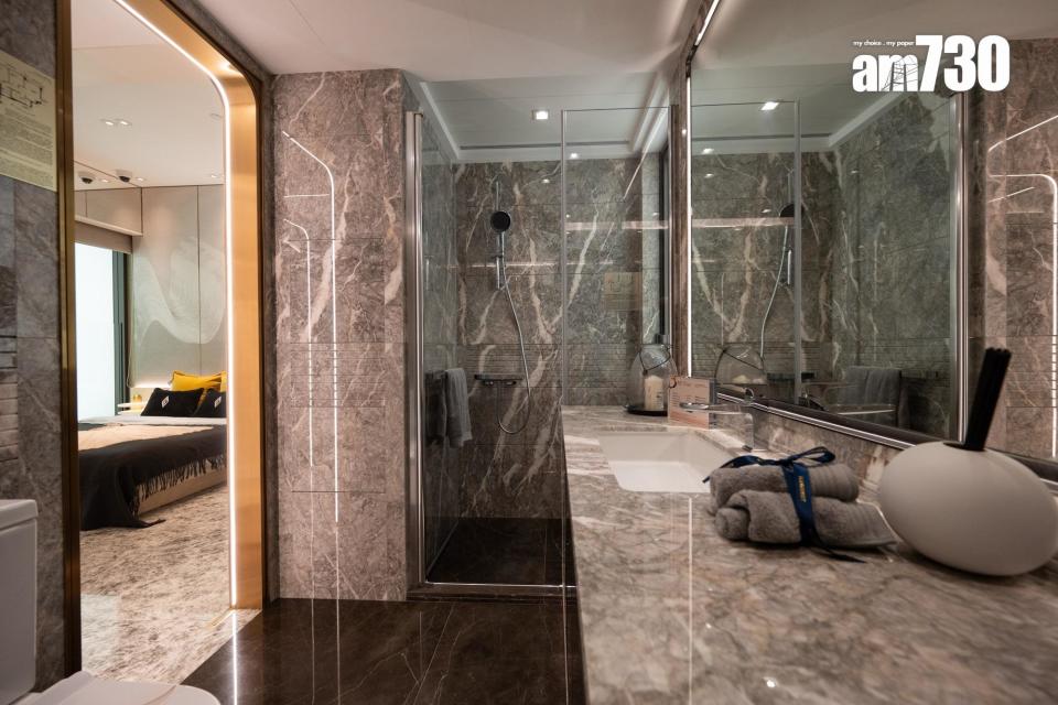 主人房浴室設有德國知名品牌衛浴設備及獨立淋浴間。(陳奕釗攝)