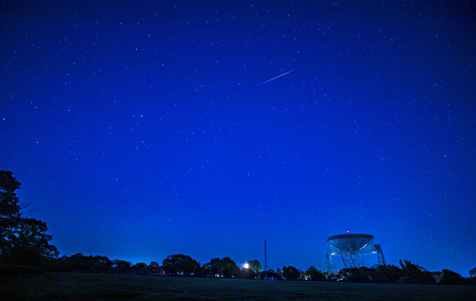 Meteor Lyrid terbang di atas Teleskop Lovell di Jodrell Bank di Macclesfield.  (PA)