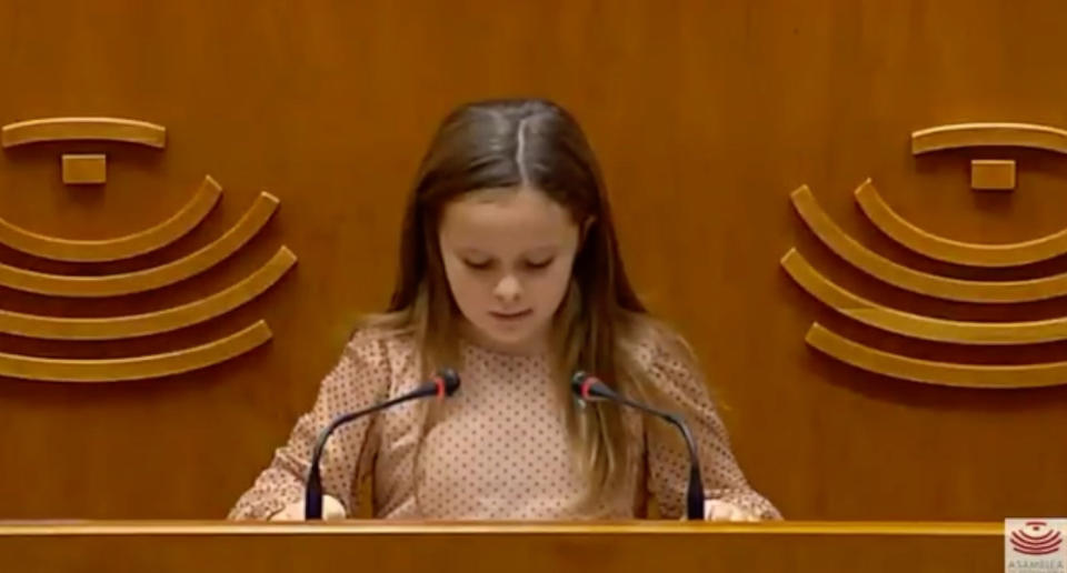 Elsa Ramos, una niña transexual de 8 años, se ha convertido en la protagonista de la última sesión celebrada en la Asamblea de Extremadura. (Crédito: Twitter/@Asamblea_Ex)