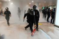 Un policía utiliza un extintor en el aeropuerto barcelonés de El Prat el 14 de octubre de 2019, durante los altercados registrados tras la sentencia del Tribunal Supremo español contra doce líderes independentistas catalanes