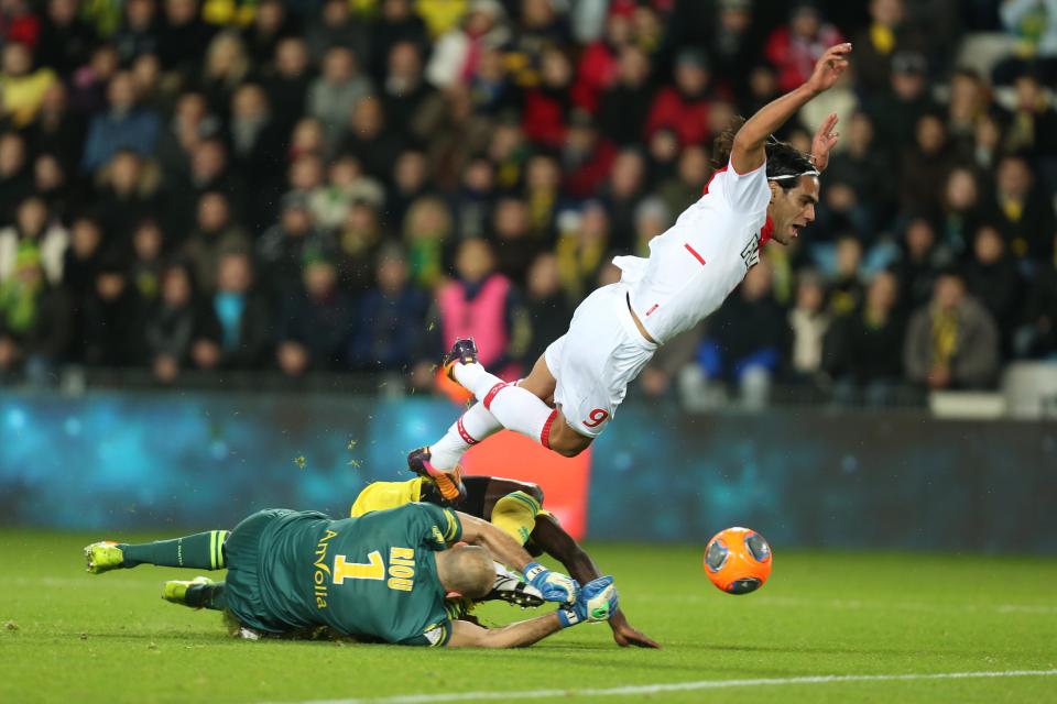 El jugador colombiano del Monaco, Radamel Falcao, arriba, cae al ser derribado en un partido contra Nantes por la liga francesa el 24 de diciembre de 2013 en Nantes. Falcao salió en camilla de un partido por la Copa de Francia el miércoles, 22 de enero de 2014. (AP Photo/David Vincent, File)