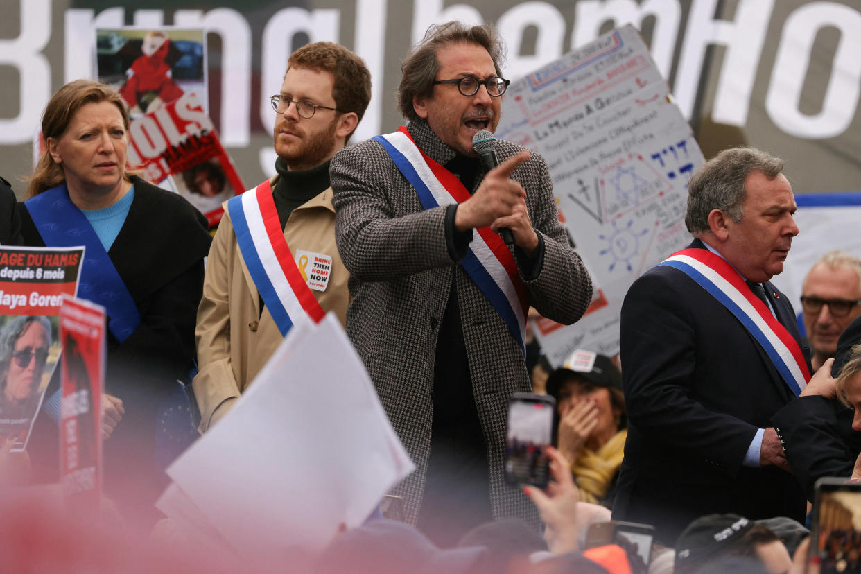 Le député PS Jérôme Guedj s’adresse au public alors qu’il participe à un rassemblement organisé par le Crif pour la libération des otages détenus à Gaza. 