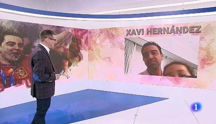 La hija de Xavi Hernández se cuela en el telediario de TVE