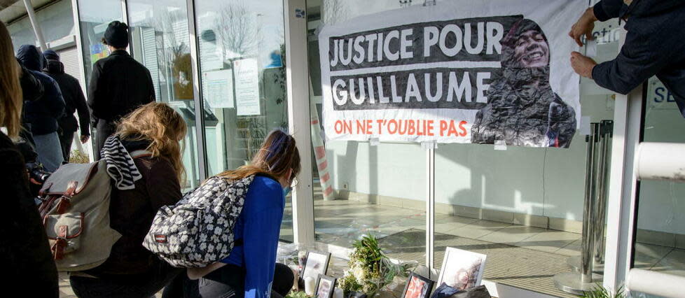 Un hommage rendu à Guillaume T., l'étudiant à l'origine du mouvement #MeTooGay, devant la résidence universitaire où il résidait sur le campus de Nanterre, le 11 février 2021.
 
