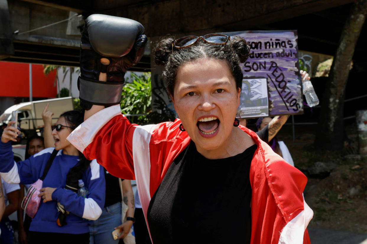 Eine Demonstrantin bei Protesten in Costa Rica gegen Gewalt gegen Frauen.