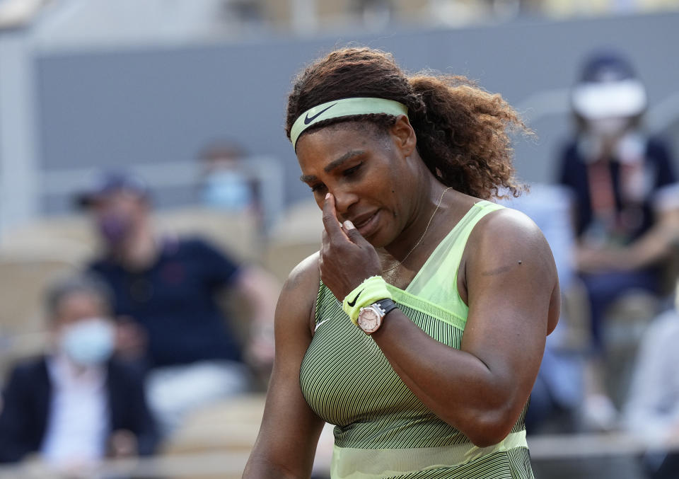 Serena Williams reacciona durante el partido contra Elena Rybakina por los octavos de final del Abierto de Francia, el domingo 6 de junio de 2021. (AP Foto/Michel Euler)