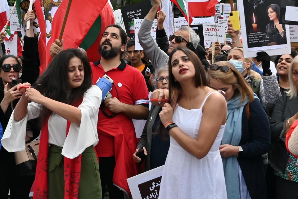 <p>Durante años, las mujeres iraníes se han ido rebelando con esta medida, ganando centímetro a centímetro al hiyab. (Photo by MATHIEW LEISER/AFP via Getty Images)</p> 