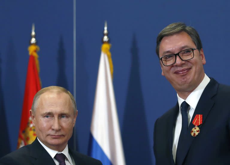 El presidente ruso, Vladimir Putin (izquierda), posa con el presidente serbio, Aleksandar Vucic, luego de recibir la Orden Alexander Nevsky en Belgrado, Serbia, el jueves 17 de enero de 2019. (AP Foto/Darko Vojinovic, Archivo)