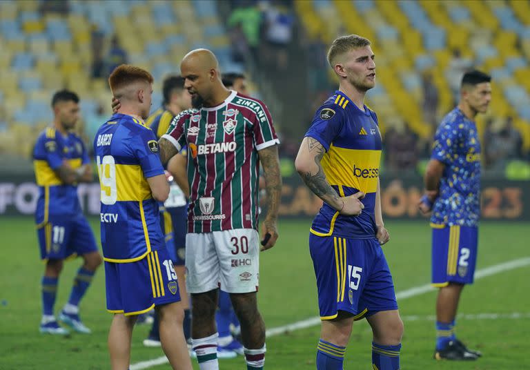 Felipe Melo saluda a Valentín Barco después de la final entre Fluminense y Boca en el Maracaná