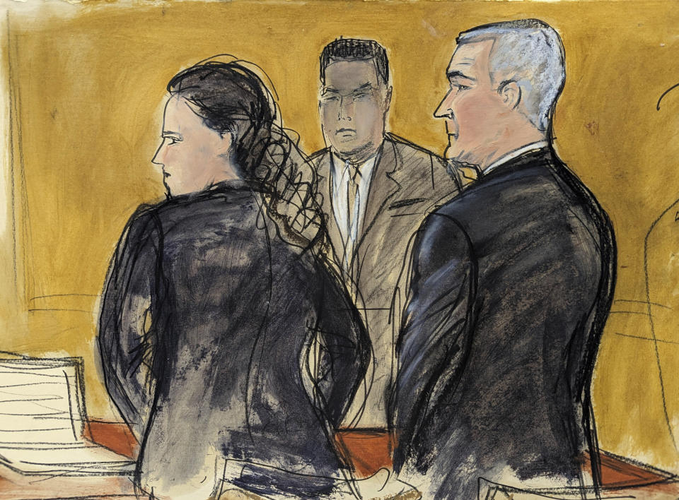 Es este dibujo del tribunal de Nueva York, el viernes 17 de febrero de 2023, Genaro García Luna (derecha) y su abogada Valerie Gotlieb (izquierda) durante el juicio al exsecretario de Seguridad Pública de México. (AP Foto/Elizabeth Williams)