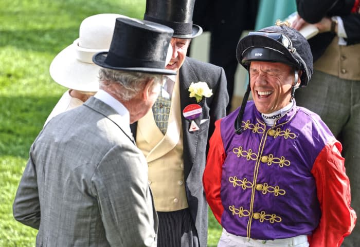 Los reyes Carlos y Camilla con John Warren