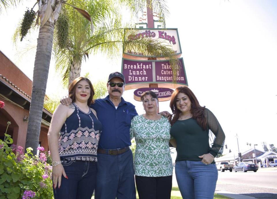 Raúl y Ede Castro, en el centro, planean retirarse de la propiedad de Burrito King ubicado en el centro de Madera después de este año. Sus hijas, Maira, a la izquierda, y Erica, a la derecha, se harán cargo del restaurante de más de 50 años.