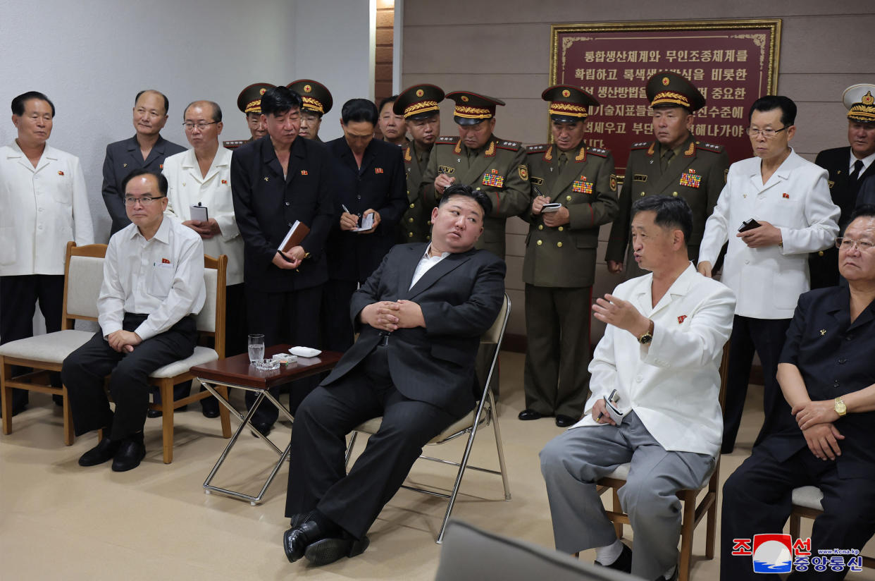 En mai, pour la première fois, le portrait de Kim Jong-un a été exposé avec ceux des deux autres Kim dans une école. | STR / KCNA VIA KNS / AFP