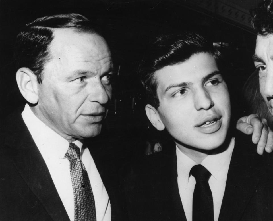 <p>Frank Sinatra Jr. (rechts) mit seinem berühmten Vater. Der Sohn konnte es nicht lassen, selbst eine Karriere als Sänger anzustreben - die eher bescheiden verlief. Der 2016 verstorbene Frank Jr. war jedoch auch Pianist, Songwriter und Orchesterleiter. In der Spätphase der Karriere des Vaters arbeitete er als dessen Musical Director. (Bild: Keystone / Hulton Archive / Getty Images)</p> 