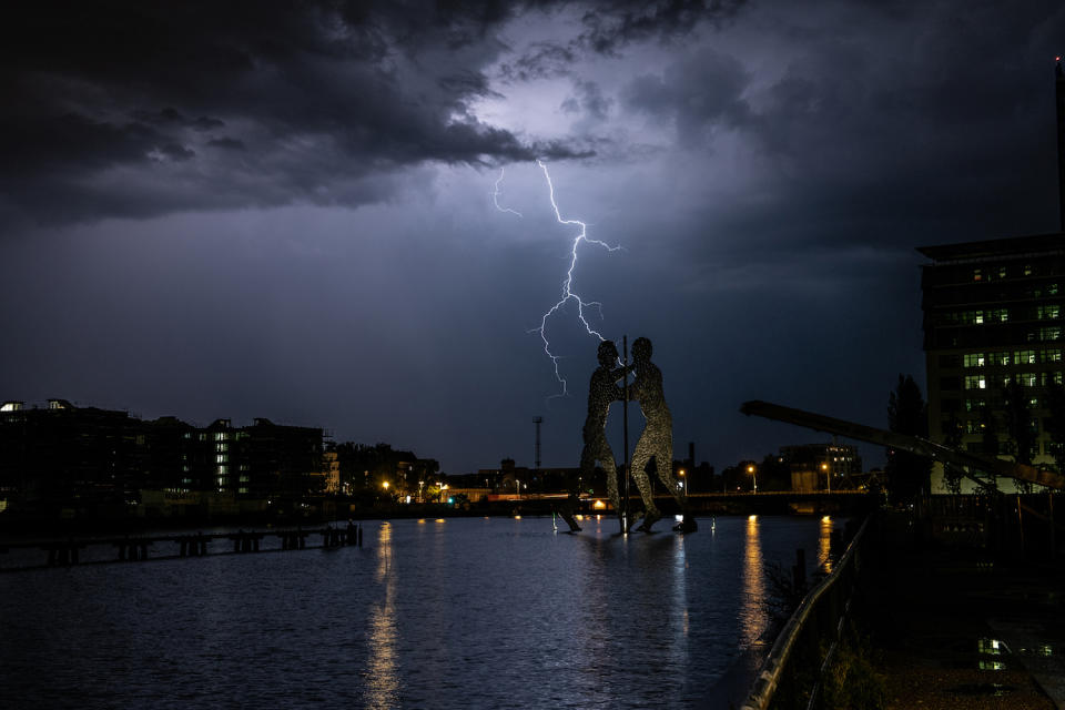 <p>Auch in Berlin machte sich das Wetter-Tief „Nadine“ bemerkbar. Über der Skulptur Molecule Man am Spreeufer zuckten etliche Blitze. (Bild: Paul Zinken/dpa) </p>