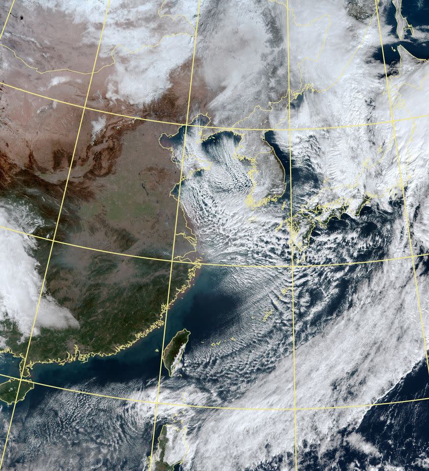 從衛星影像上可以清楚看到，朝鮮半島有一層白白固定不動的區域，那就是明顯積雪的地方。（圖片來源：台灣颱風論壇｜天氣特急臉書)