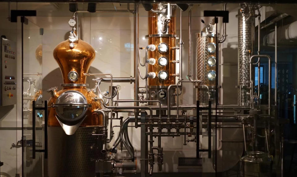 無名氏的銅製蒸餾器訂購自著名的德國蒸餾設備公司Christian Carl，並花了16個月時間設計製作。 