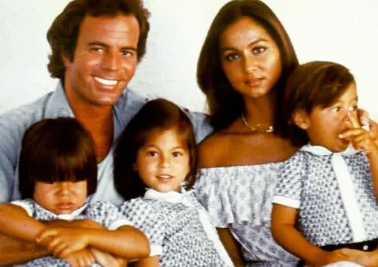 Julio Iglesias e Isabel Preysler tuvieron tres hijos: Enrique, Julio y Chabeli, quienes se mantienen unidos
