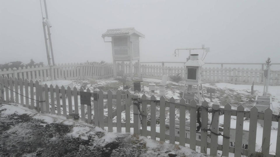 玉山飄雪。（中央社資料照／氣象局提供）