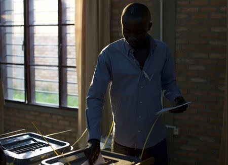 A man casts his vote at a polling station for the parliamentary elections at Cibitoke neighbourhood in capital Bujumbura, June 29, 2015. REUTERS/Paulo Nunes dos Santos