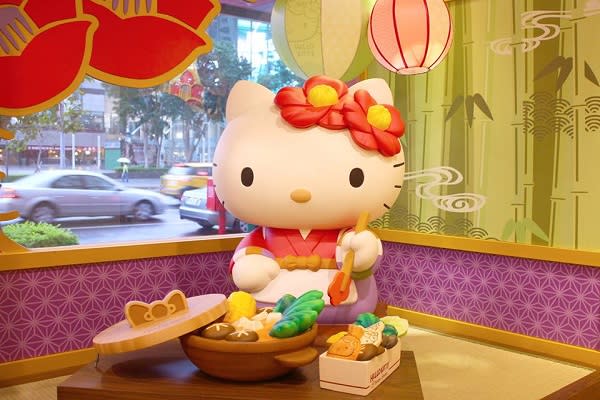 南京店裡HELLO KITTY大公仔是跪坐優雅享用著美食。(圖 / Hello Kitty Shabu Shabu)