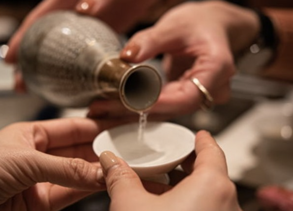 日本人習慣互相倒酒，倒酒要雙手拿着酒瓶，接酒也應用雙手拿杯。（互聯網）