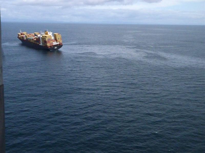 NZ11. MT. MAUNGANUI (NUEVA ZELANDA), 12/10/2011.- Vista del carguero Rena varado en el Arrecife Astrolabe, en Mt Maunganui (Nueva Zelanda) hoy, miércoles 12 de octubre de 2011. Las autoridades de Nueva Zelanda calificaron el vertido de combustible de la embarcación como el mayor desastre ambiental marítimo que ha sufrido el país después de que el barco tuviera hoy una nueva pérdida "importante" de fuel. EFE/MARÍTIMA DE NUEVA ZELANDA/PROHIBIDO SU USO EN AUSTRALIA Y NUEVA ZELANDA/MÁXIMA CALIDAD DISPONIBLE/SOLO USO EDITORIAL