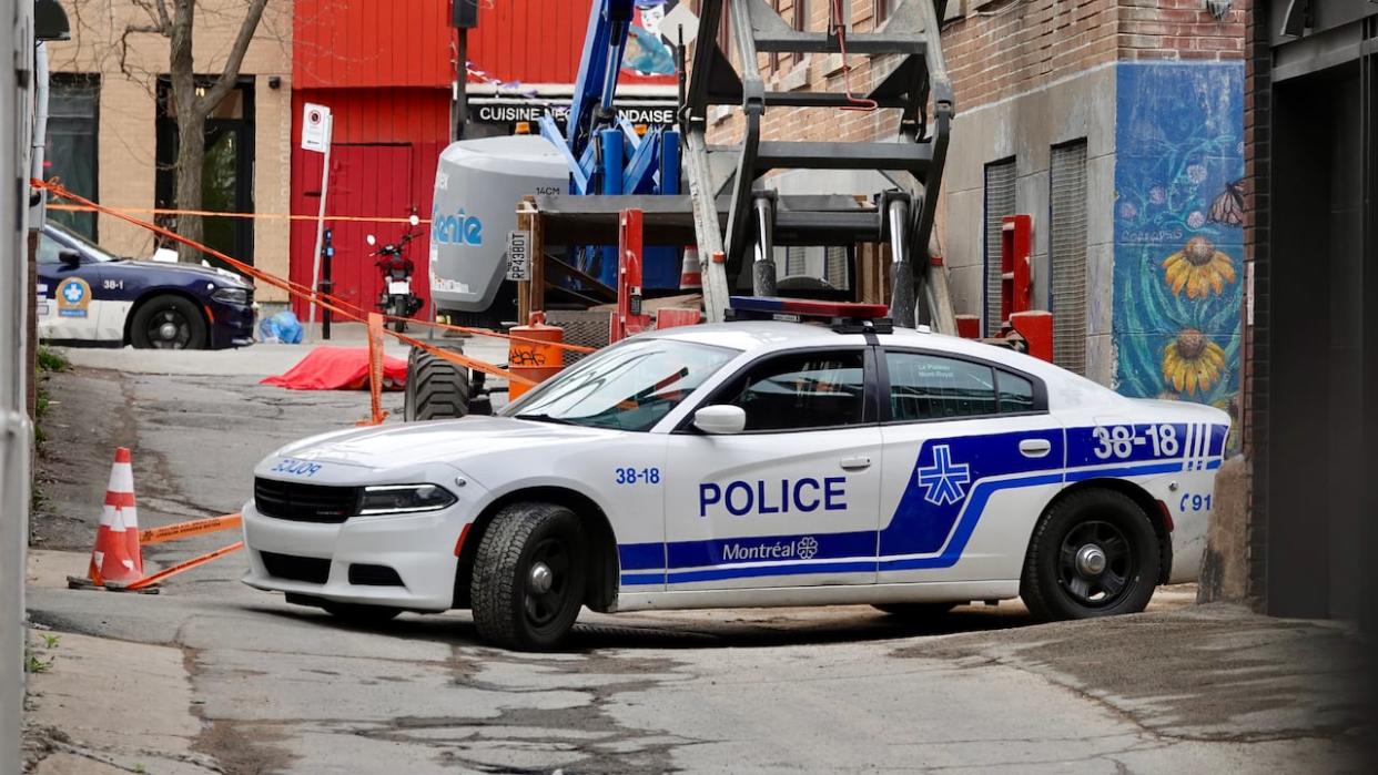 Montreal police officers declared the man dead at the scene.  (Mathieu Wagner/Radio-Canada - image credit)