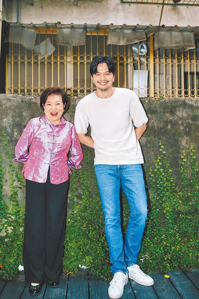 陳淑芳（左）與江常輝在《徘徊年代》中飾演母子，2人日前一起接受本報專訪。（鄧博仁攝）