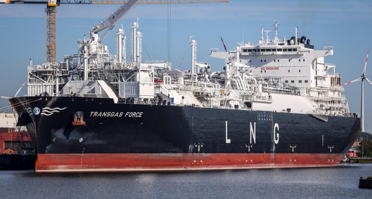 Die Transgas Force soll am künftigen LNG-Terminal Stade Flüssiggas in die Pipelines einspeisen. Es wird auch Tschechien versorgen. - Copyright:  Focke Strangmann/picture alliance via Getty Images